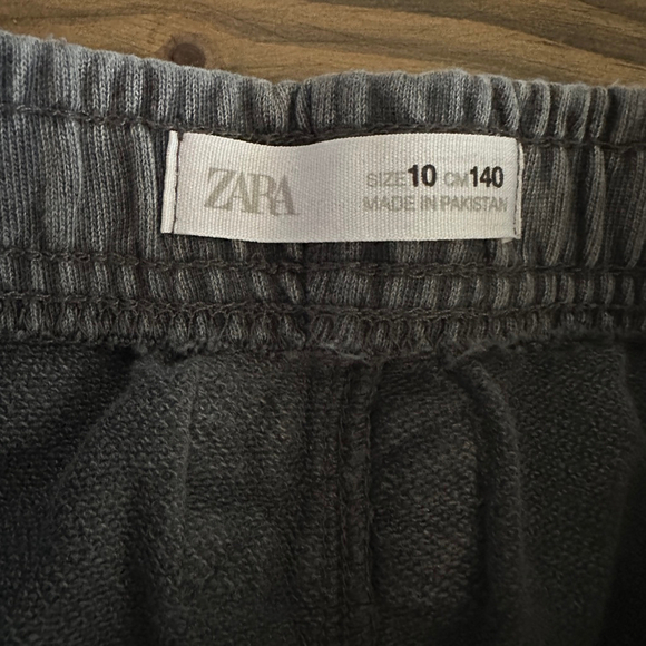 Boys ZARA Gray Cargo Shorts Size 10 Elastic Waist Black Zip Pockets Streetwear - Picture 2 of 5